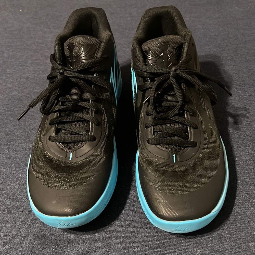 Basket ball shoes size us 9. Blue and black.